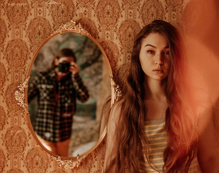 7 Best Mirror Selfie Poses & How to Edit Them - BeautyPlus