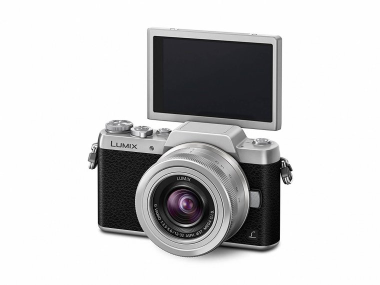 Panasonic Lumix DMC-GF7 Review: Between Mirrorless and Compact