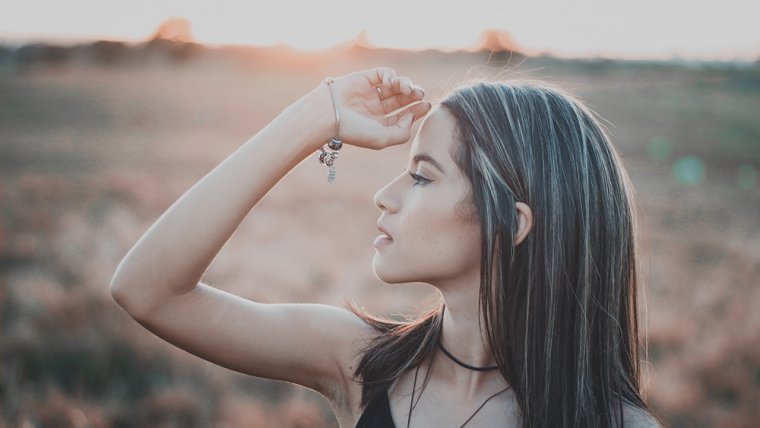 Indoor full body portrait of young fashionable woman posing in loft  interior. Model looking at camera. Lady wearing stylish clothes, watch,  shoes. Female fashion concept. City lifestyle. Stock Photo | Adobe Stock